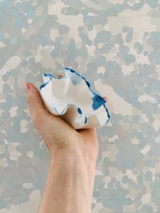 Porcelánová miska s modrým krajom